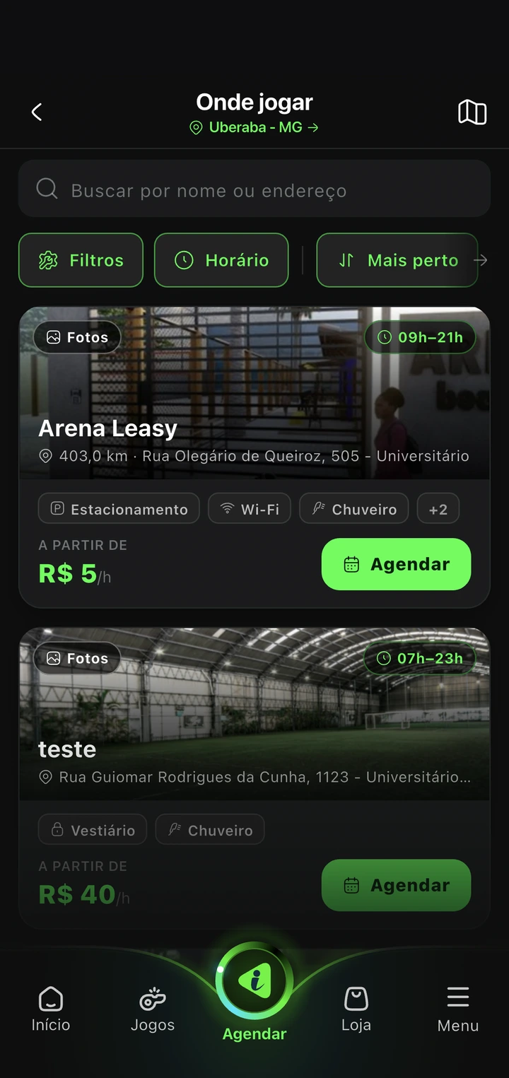 Aplicativo da iSoccer mostrando quadras próximas ao jogador, com distância e preço